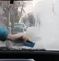 Soğuk hava etkili oldu: Araç camları buz tuttu