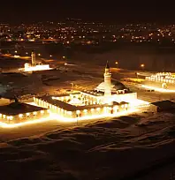 Tarihi Hüsrev Paşa Camii'nde gece ışıltısı