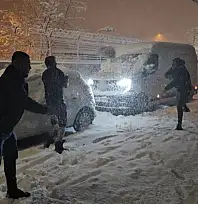 Tatvan'da kar yağışı hayatı olumsuz etkiledi