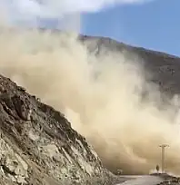 Tehlike oluşturan kayalar dinamit patlatılarak temizlendi