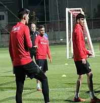 Teknik Direktör Hüseyin Eroğlu yeni takımıyla ilk antrenmanına çıktı