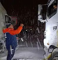 Tendürek'te tipi nedeniyle onlarca araç yolda kaldı