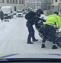 Tipiye rağmen görev başındaki polisler yolda kalanların yardımına koştu