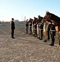 Tuğgeneral Avkıran'dan atlı jandarma timine ziyaret