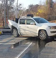 Tunceli'de kamyonet, 7 metre yükseklikten düştü: 4 yaralı