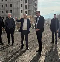 Türkmenoğlu, yapımı devam eden TOKİ konutlarını inceledi