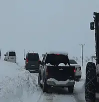 Tuşba'da kar nedeniyle mahsur kalan araçlar kurtarıldı