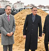 Vali Balcı, yapımı süren 12 derslikli anaokulunda incelemelerde bulundu