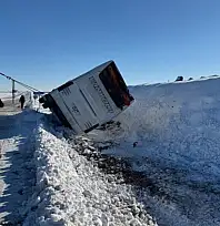 Van'a gelen yolcu otobüsü devrildi: 6 yaralı