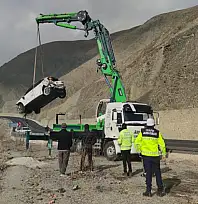 Van'da 3 gence mezar olan otomobil, sudan çıkarıldı