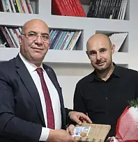 Van'da bıçaklı saldırıda yaralanan öğretmene moral ziyareti