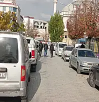 Van'da cadde kenarlarına park eden araç sürücüleri tepki çekiyor
