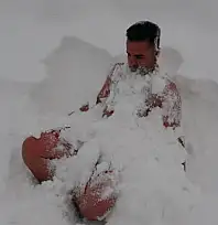 Van'da eksi 8 derecede kar banyosu yaptı