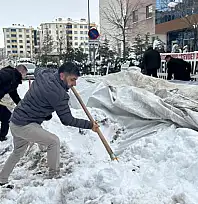 Van'da işten çıkarılan işçilerin eylem çadırı kar yağışı nedeniyle çöktü
