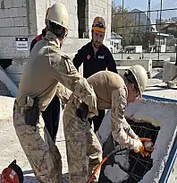 Van'da jandarma komandolarına enkazda arama kurtarma eğitimi