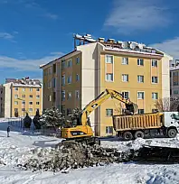 Van'da kaçak yapıların yıkımı sürüyor