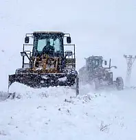 Van'da kapanan yolları ulaşıma açma çalışmaları sürüyor