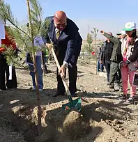 Van'da öğrenciler Yeşil Vatan için fidan dikti