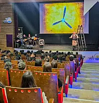 Van'da öğrencilere 'Bir Tayyareci Vecihi Hürkuş' oyunu