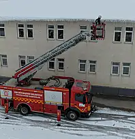 Van'da okullar eğitime hazırlanıyor: Buz sarkıtları temizleniyor