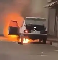 Van'da park halindeki otomobil alev alev yandı