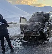 Van'da seyir halindeki kamyonet yandı