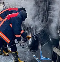 Van'da seyir halindeki tırın lastikleri yandı