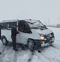 Van'da yoldan çıkan minibus kara saplandı