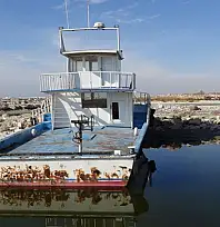 Van Gölü çekilince balıkçı limanları karaya döndü