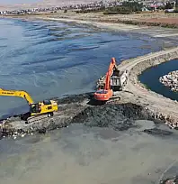 Van Gölü'nde dip çamuru temizliği sürüyor