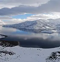 Van Gölü'nün masmavi suları karla buluştu