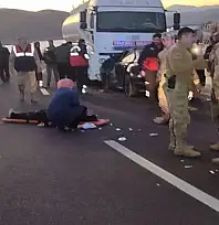 Van-Hakkari karayolunda otomobil tırla çarpıştı