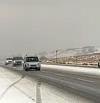 Van-Özalp yoluna dolu yağışı