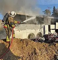 Van yolcu otobüsü alevlere teslim oldu