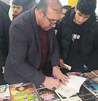 Vanlı yazar Yaşar Adıyaman, Ankara Pursaklar Kitap Fuarı'nda okurlarıyla buluştu