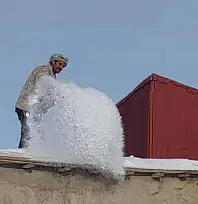 Vatandaşlar damlarda kar temizlemeye başladı