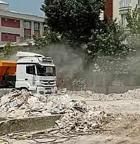 Vatandaşlardan ilkel yıkım tepkisi: Mahalle toz bulutu altında kaldı
