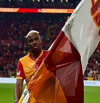 Victor Osimhen, Okan Buruk'u yakaladı