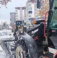 Yol kenarına park eden araçlar karla mücadeleyi olumsuz etkiliyor