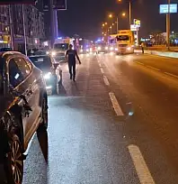 Yolun karşısına geçmeye çalışan 2 kadına otomobil çarptı