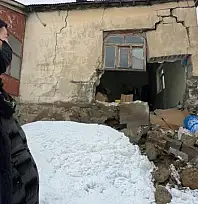 Yüksekova'da bir evin duvarı yıkıldı