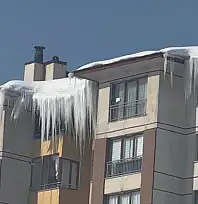 Yüksekova'da buz sarkıtları 3 metreyi aştı