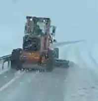 Yüksekova'da Karayolları ekipleri, karla mücadele çalışması yaptı