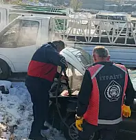 Yüksekova'da seyir halindeki otomobil yandı