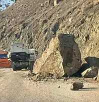 Yüksekova–Van yolunda dev kaya parçaları yola düştü