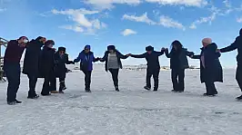 Çıldır Gölü buz tuttu, turistler halayla ısındı