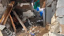 Hakkari'de bir evin üzerine kaya düştü