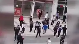 Lise öğrencileri yumruk yumruğa kavga etti