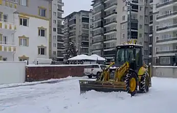 Abdurrahman Gazi Mahallesi'nde kar temizleme çalışması