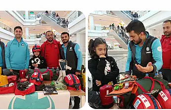 Acil Sağlık Haftası standında minik misafir ilgi odağı oldu